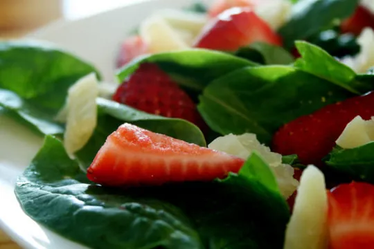 Spinach and strawberry salad